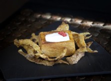 Cofre de patata ,crema de ajos a las 3 cocciones y chips de piel de patata