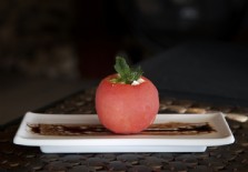 Tomate relleno de queso feta,nuez ,miel y crujiente de hierbabuena