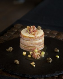 Torre de jamn plancheado y pera salsa  agridulce y alcaparras
